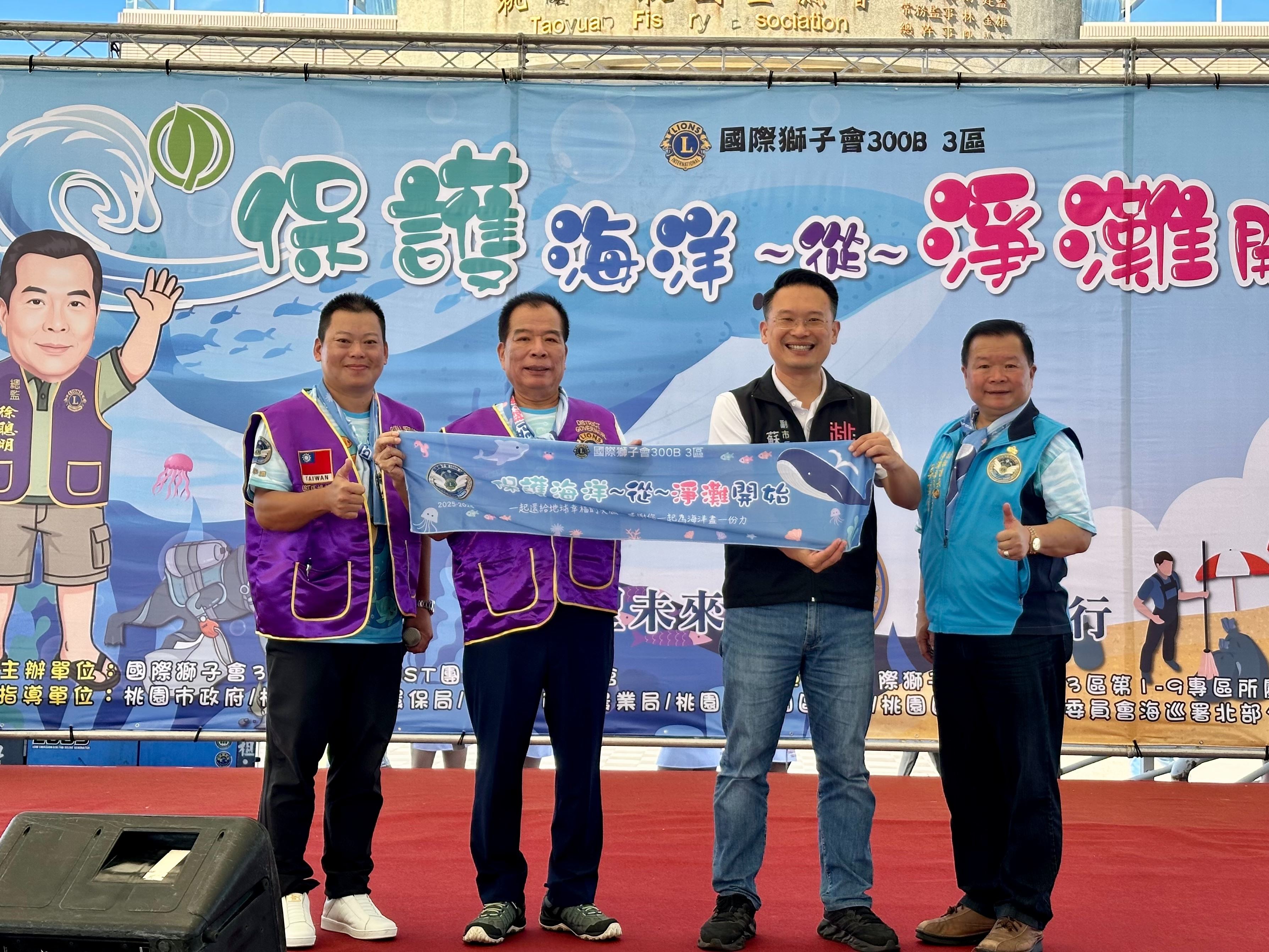 大園千人淨灘 蘇俊賓親子協力是最佳環境教育 (3).jpg